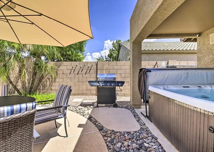 Pool, Hot Tub & Patio: Oasis Desert Getaway Holiday home *