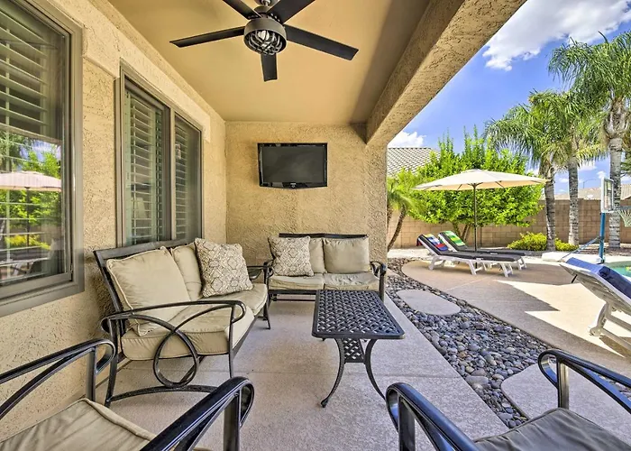 Pool, Hot Tub & Patio: Oasis Desert Getaway Holiday home *
